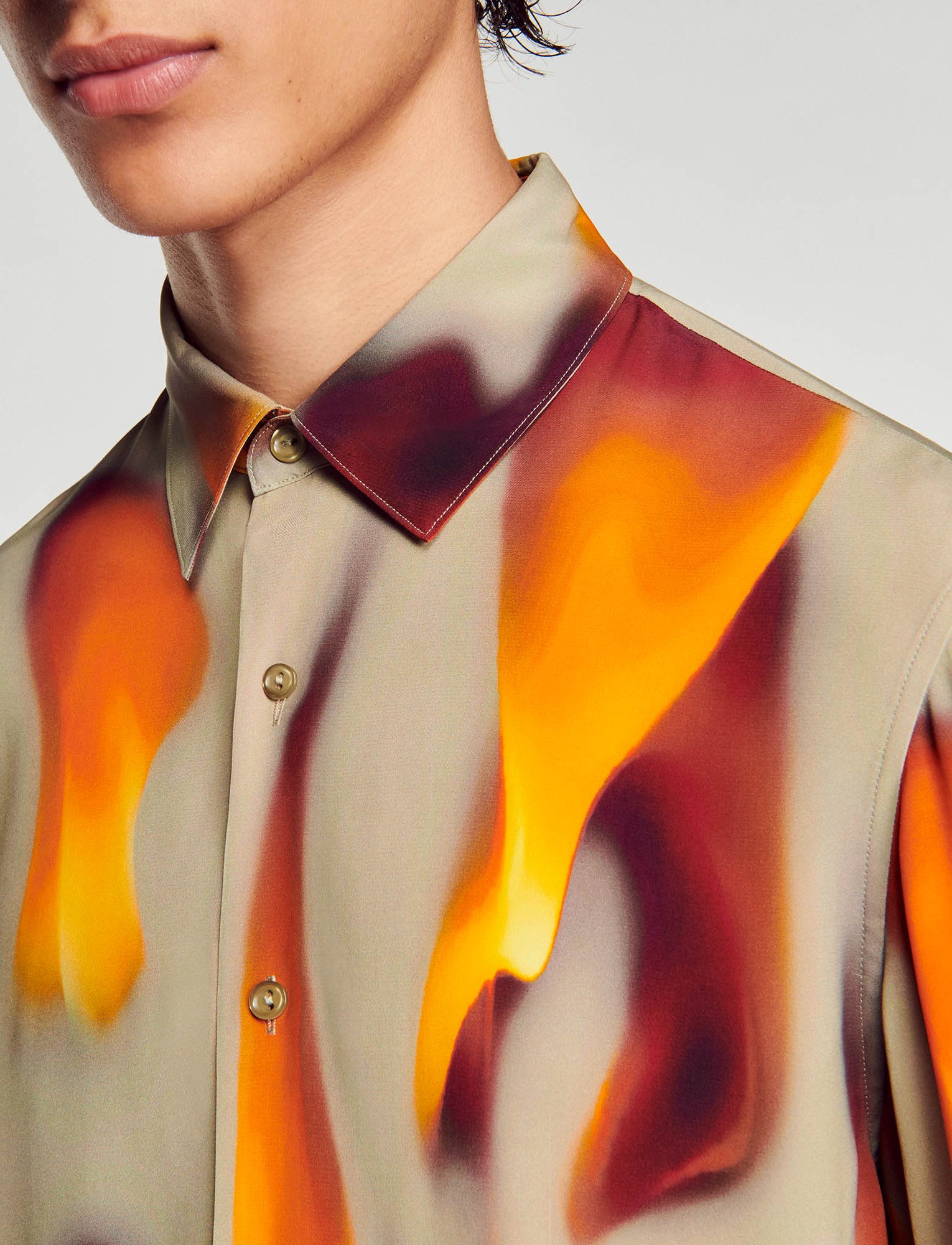 Camisa con estampado de llamas