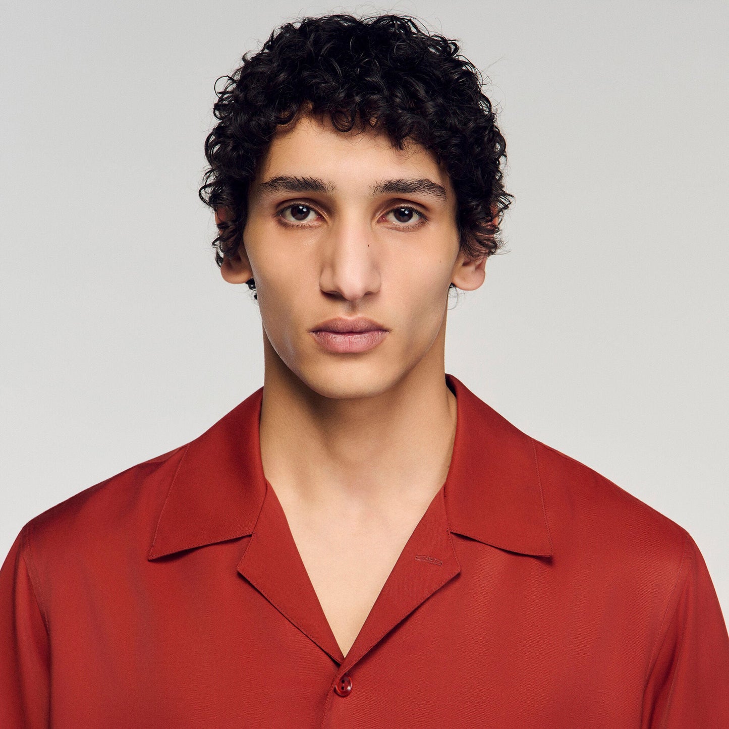Camisa fluida con cuello italiano