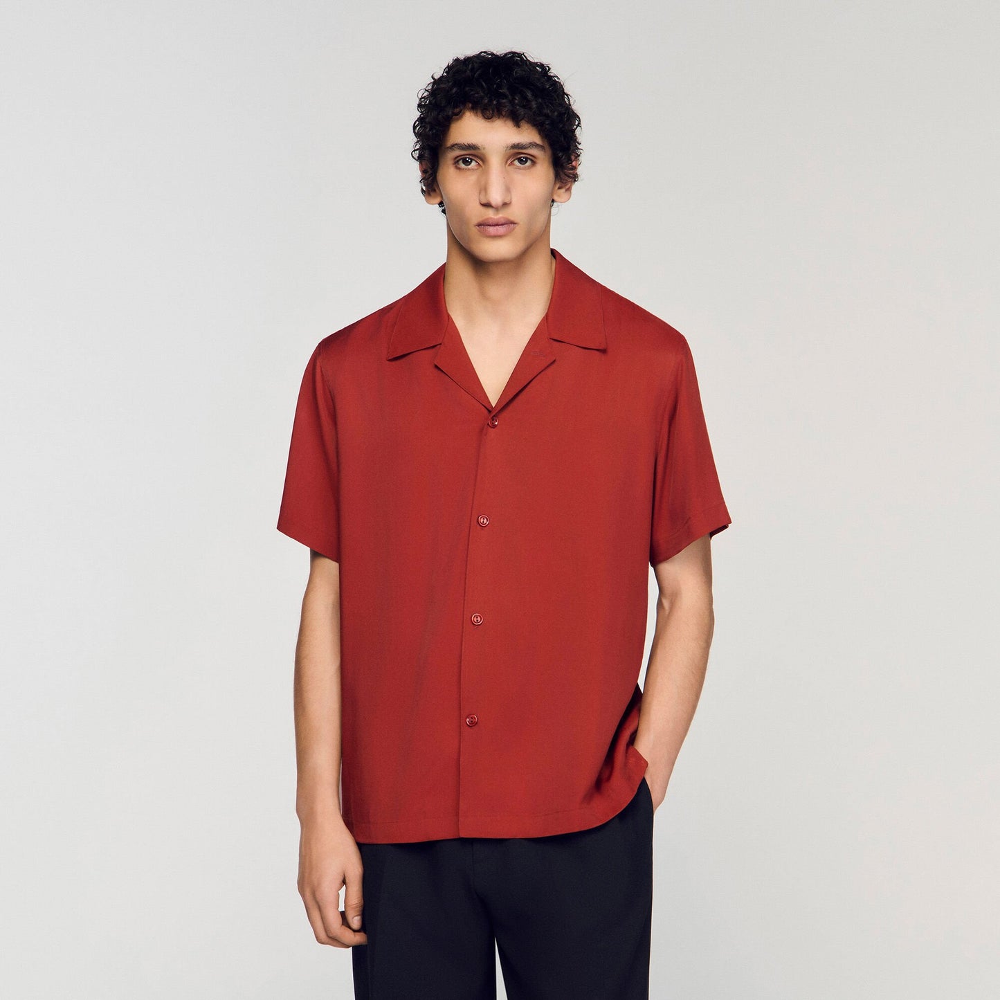 Camisa fluida con cuello italiano