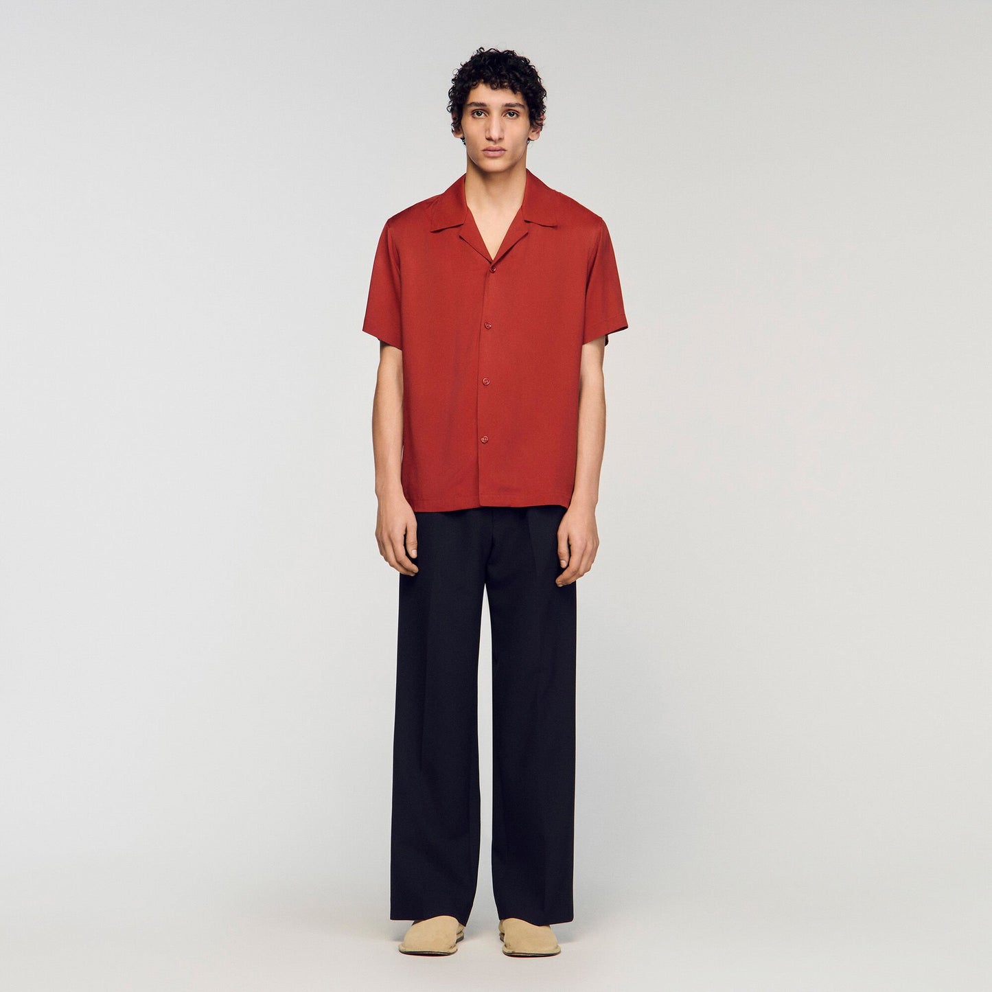 Camisa fluida con cuello italiano