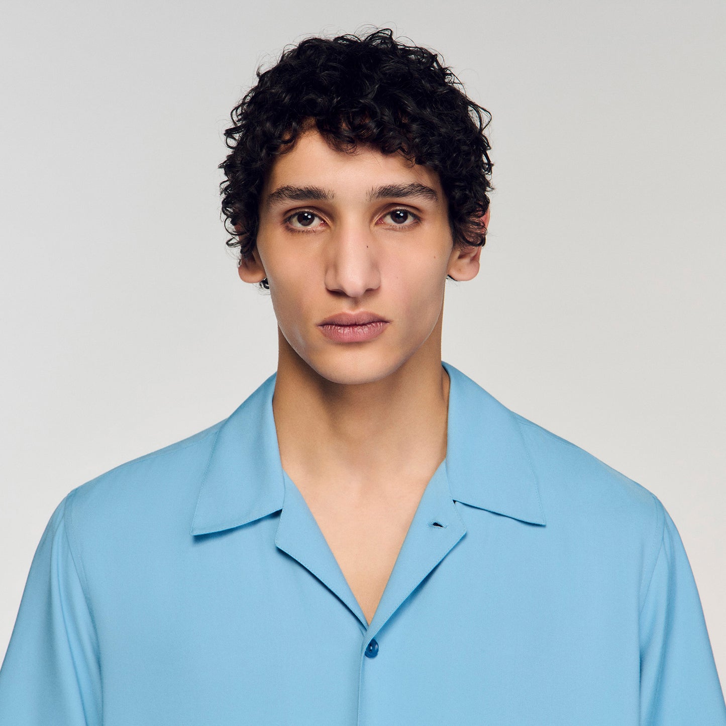 Camisa fluida con cuello italiano