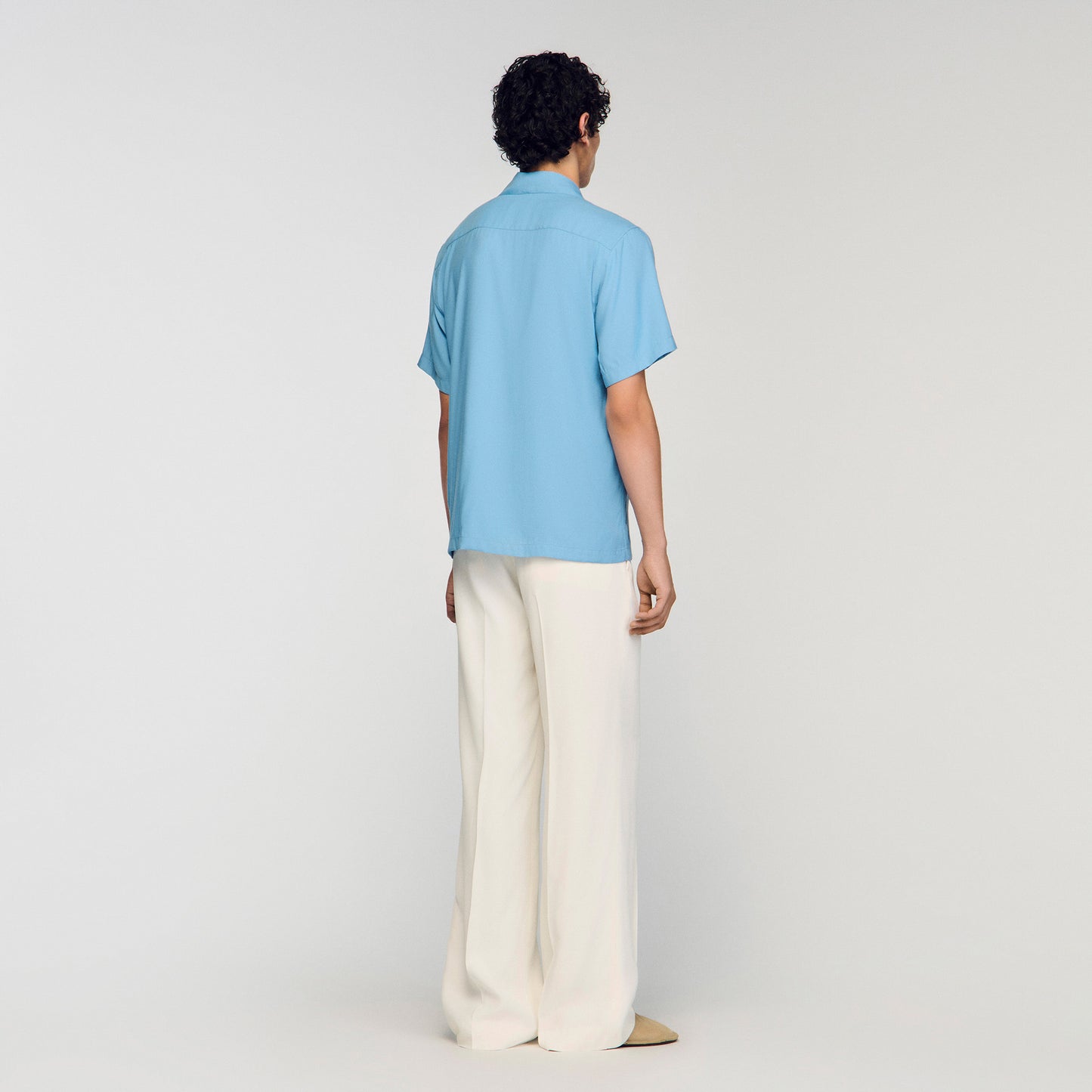 Camisa fluida con cuello italiano