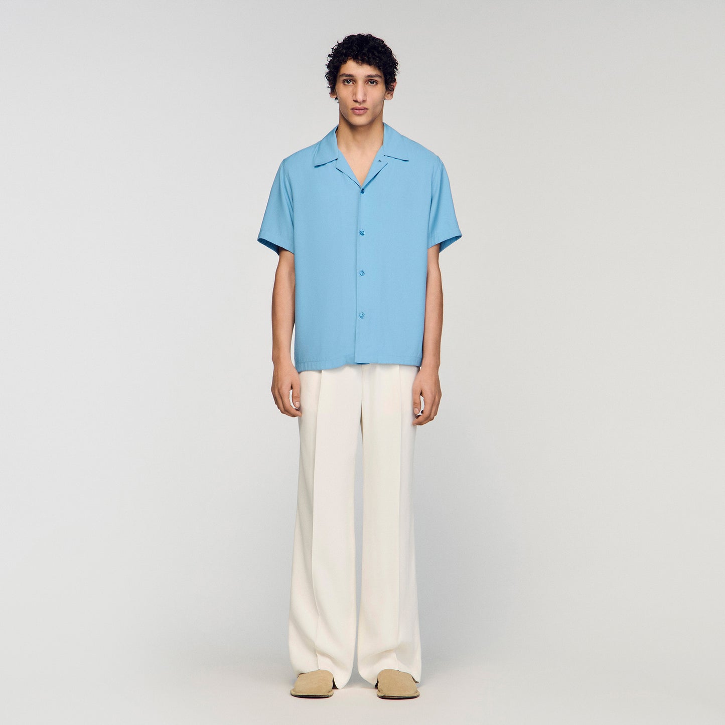 Camisa fluida con cuello italiano