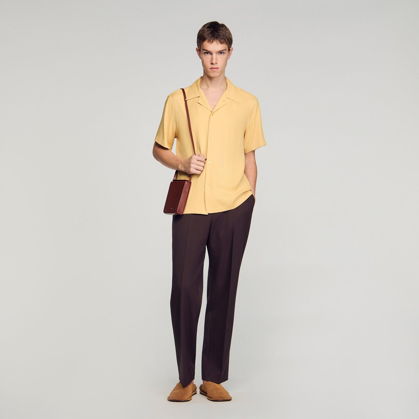 Camisa fluida con cuello italiano