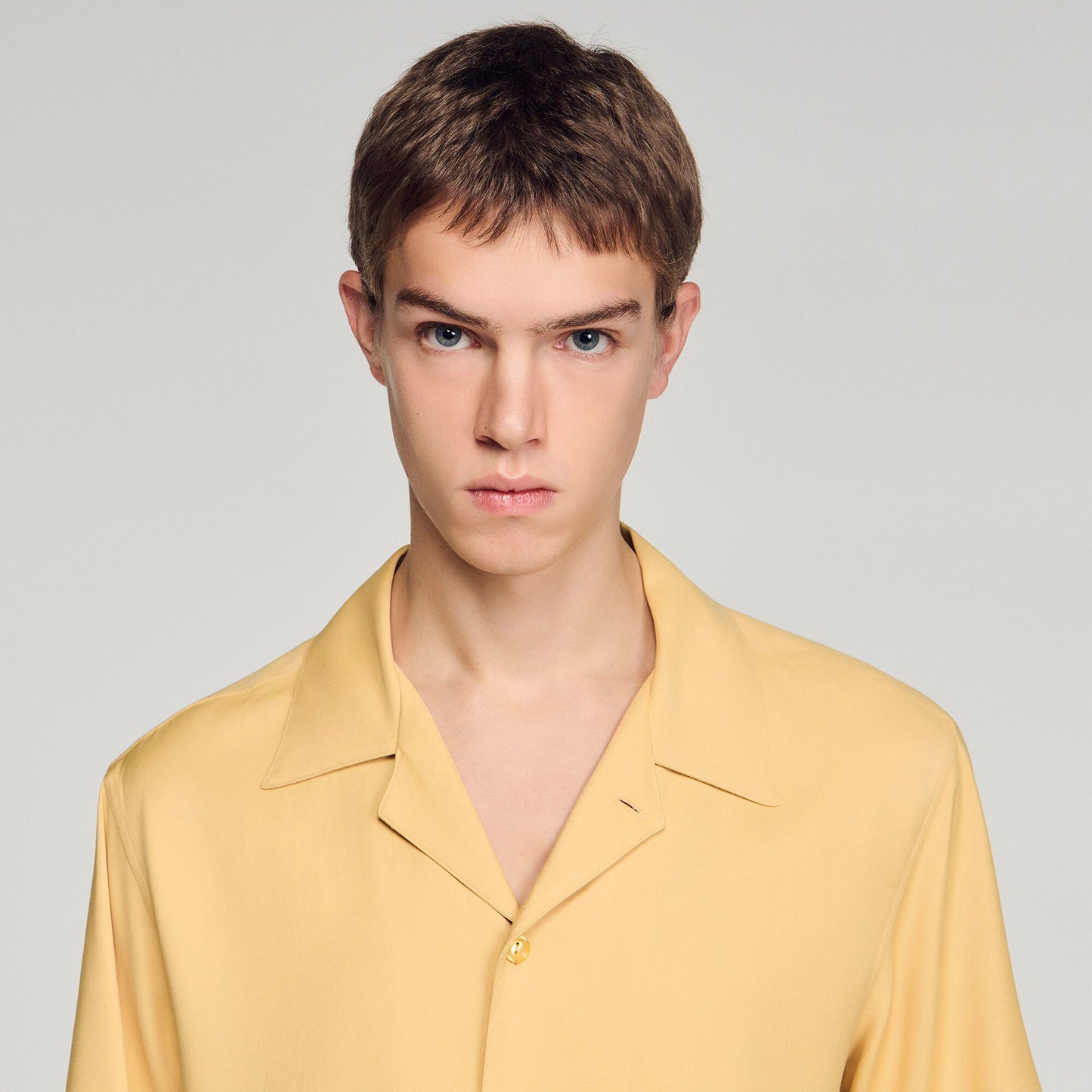 Camisa fluida con cuello italiano