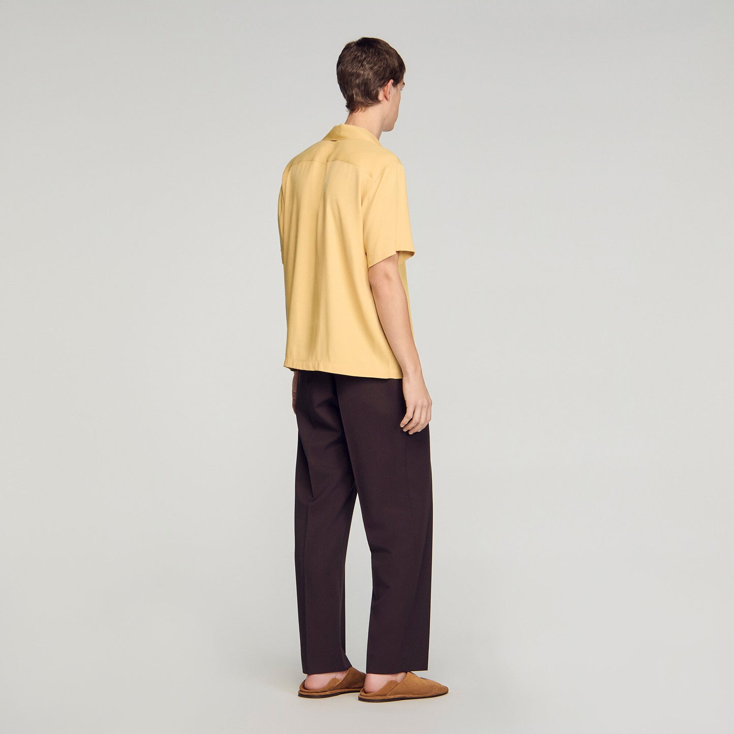 Camisa fluida con cuello italiano