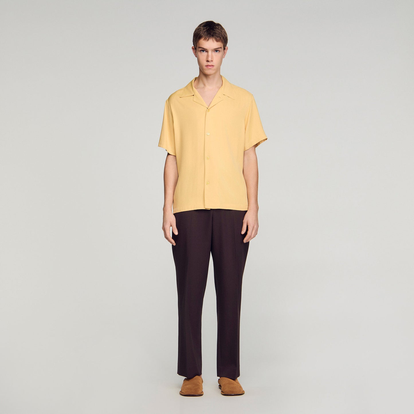Camisa fluida con cuello italiano