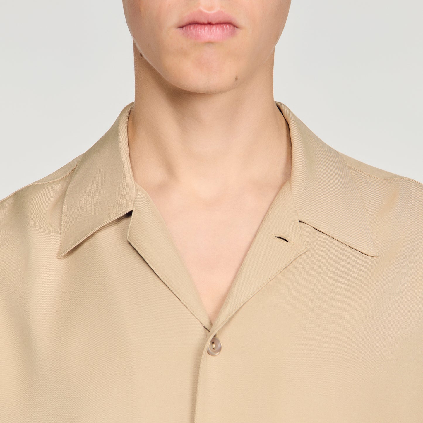 Camisa fluida con cuello italiano