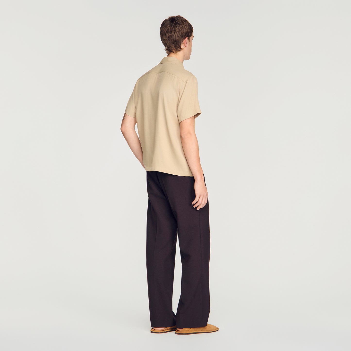 Camisa fluida con cuello italiano