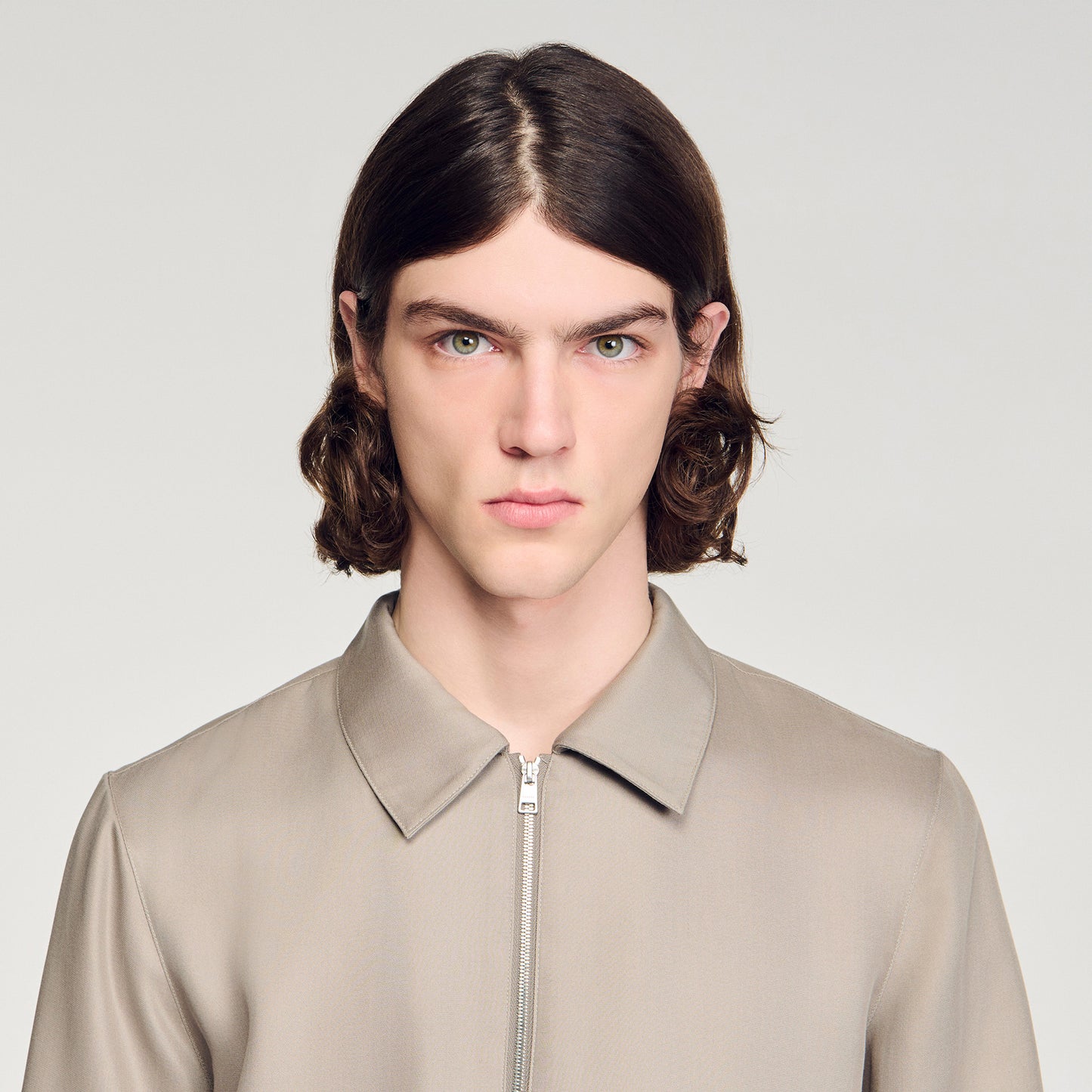 Camisa cuello clásico con capucha