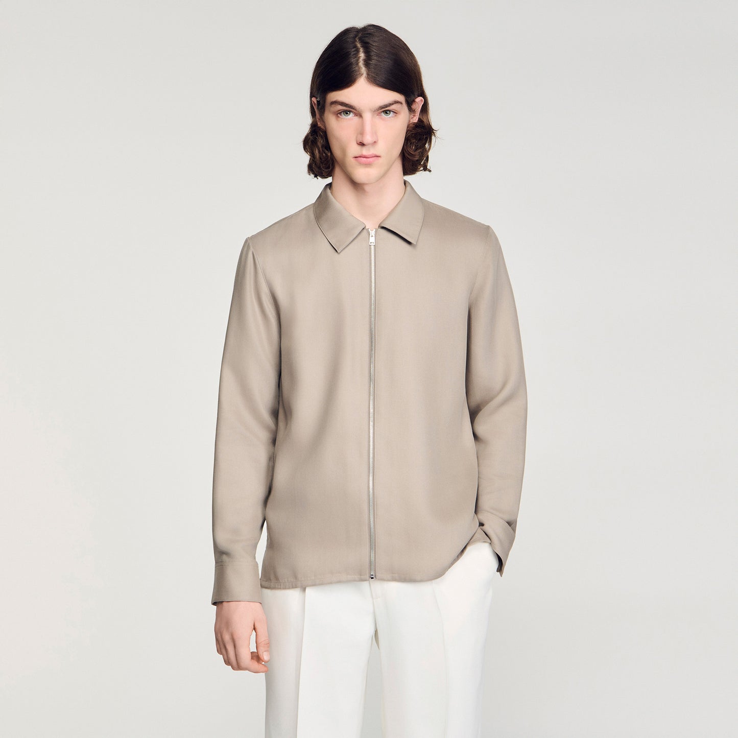Camisa cuello clásico con capucha