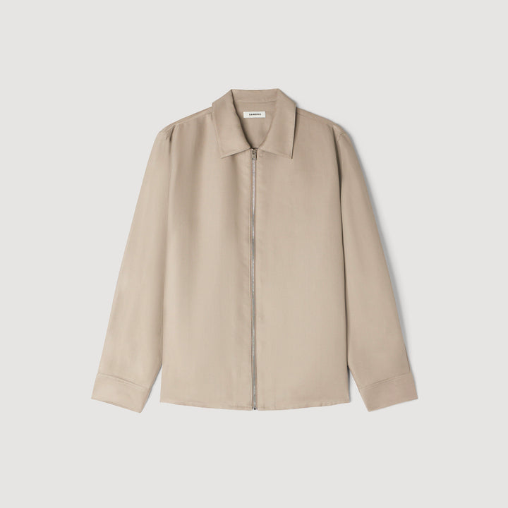 Camisa cuello clásico con capucha