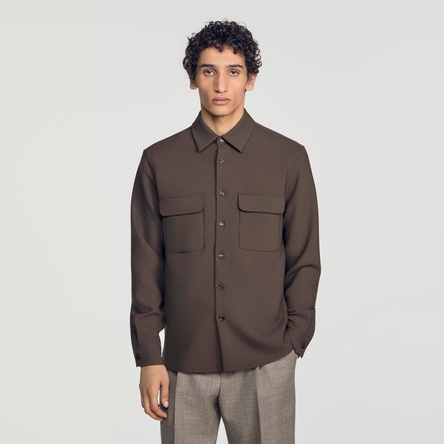 Camisa con bolsillos de parche