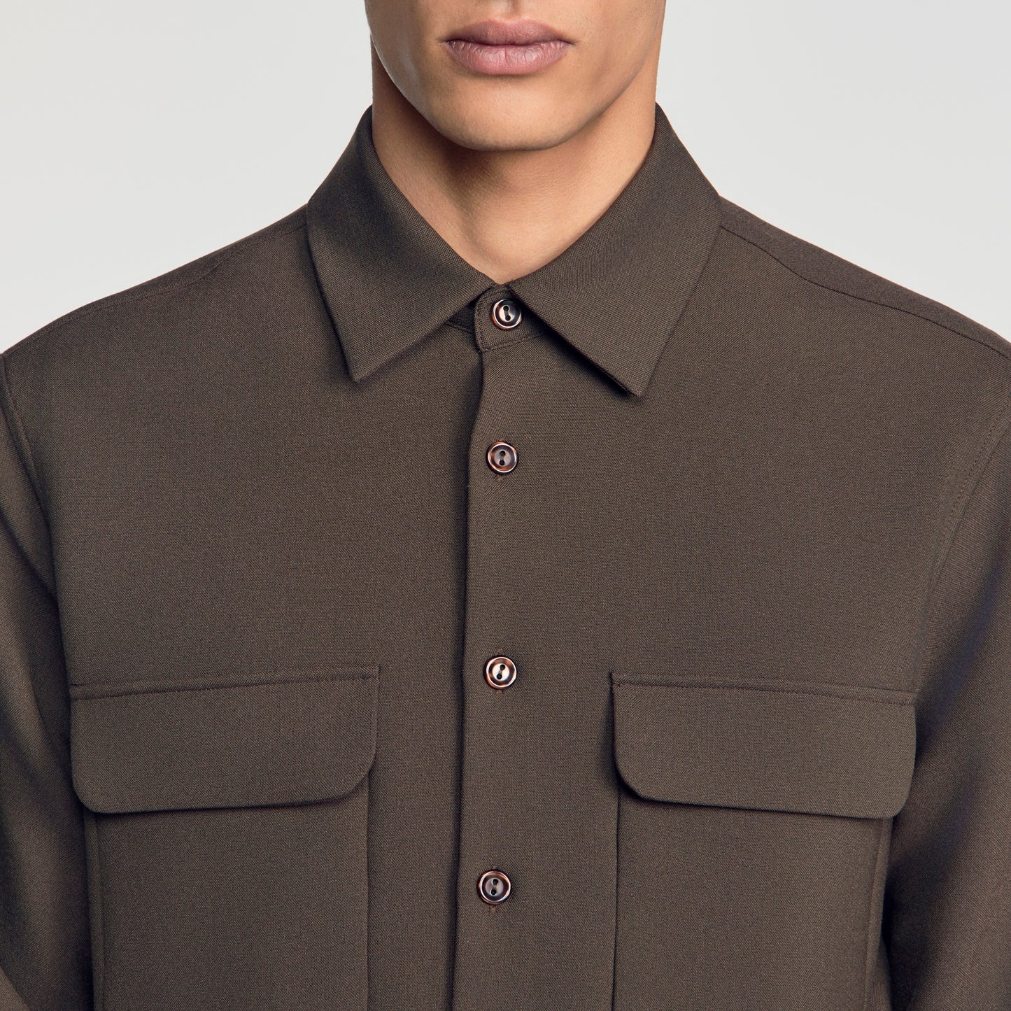 Camisa con bolsillos de parche