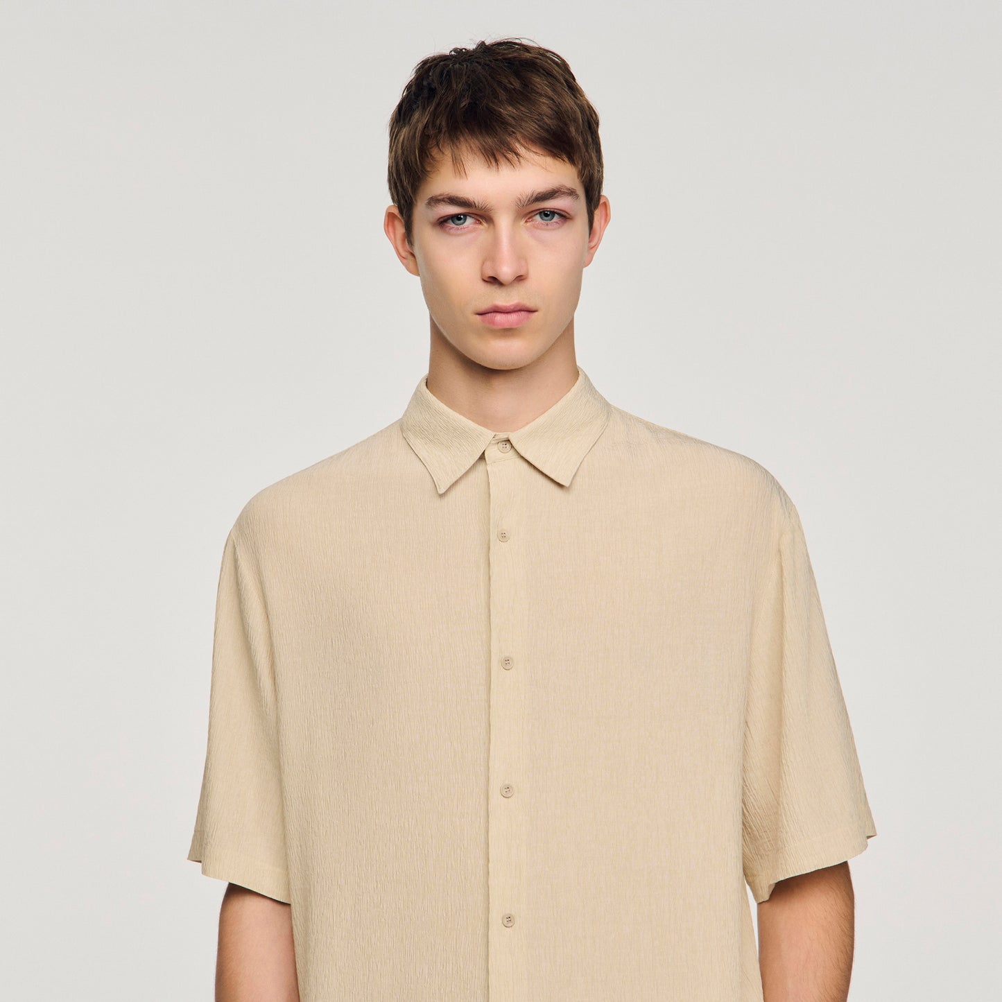 Camisa plisada con cuello italiano