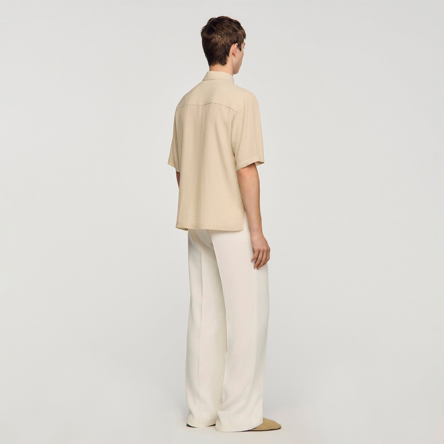 Camisa plisada con cuello italiano