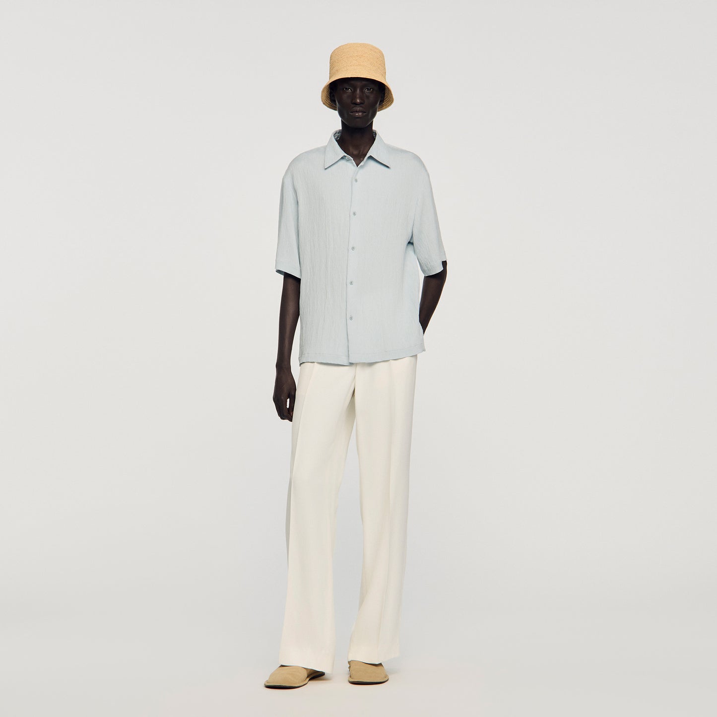 Camisa plisada con cuello italiano