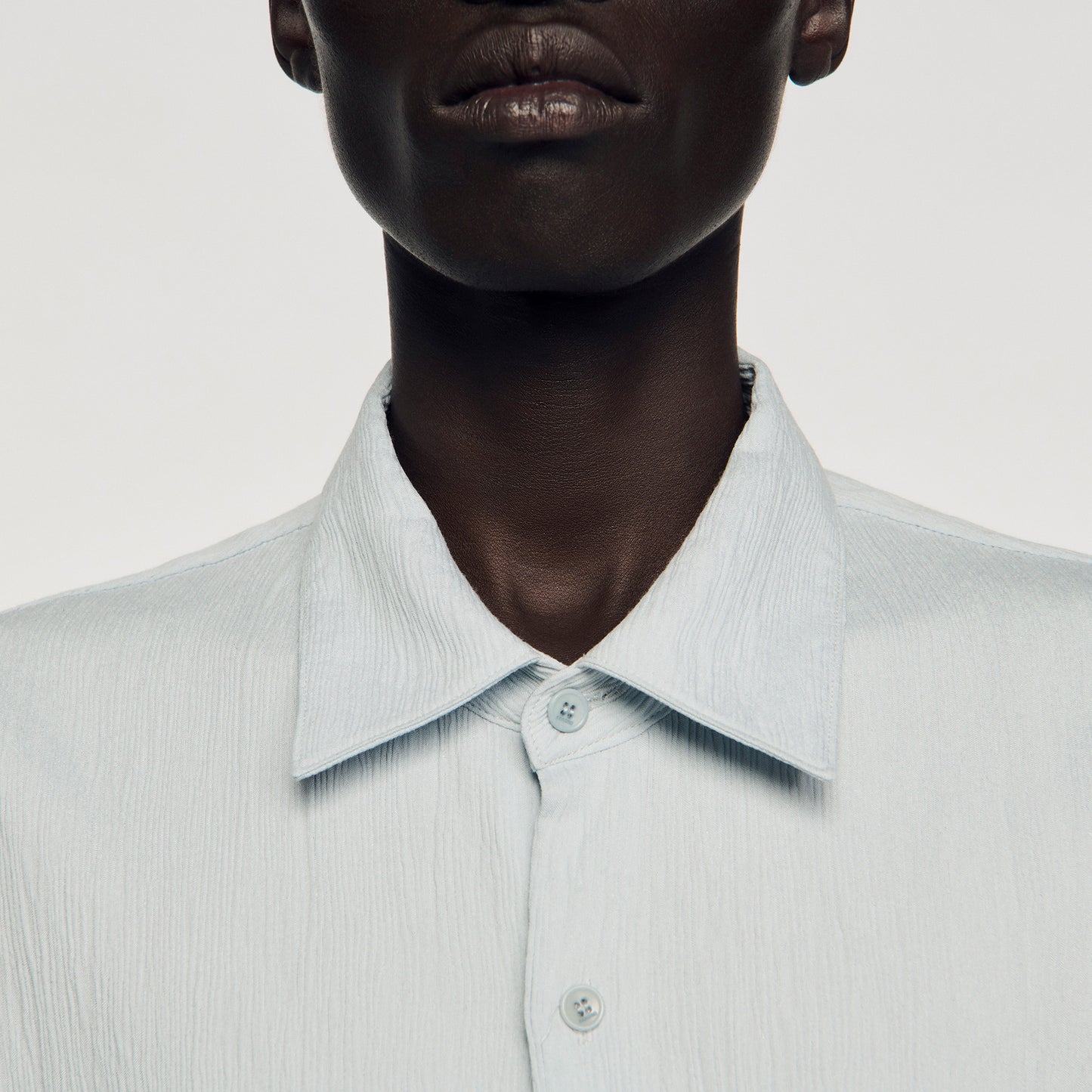 Camisa plisada con cuello italiano