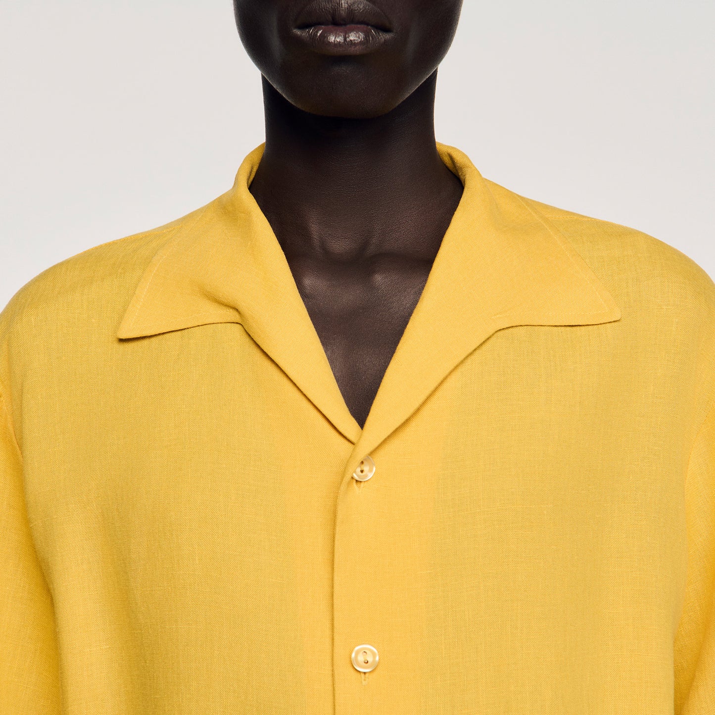 Camisa de lino con cuello italiano