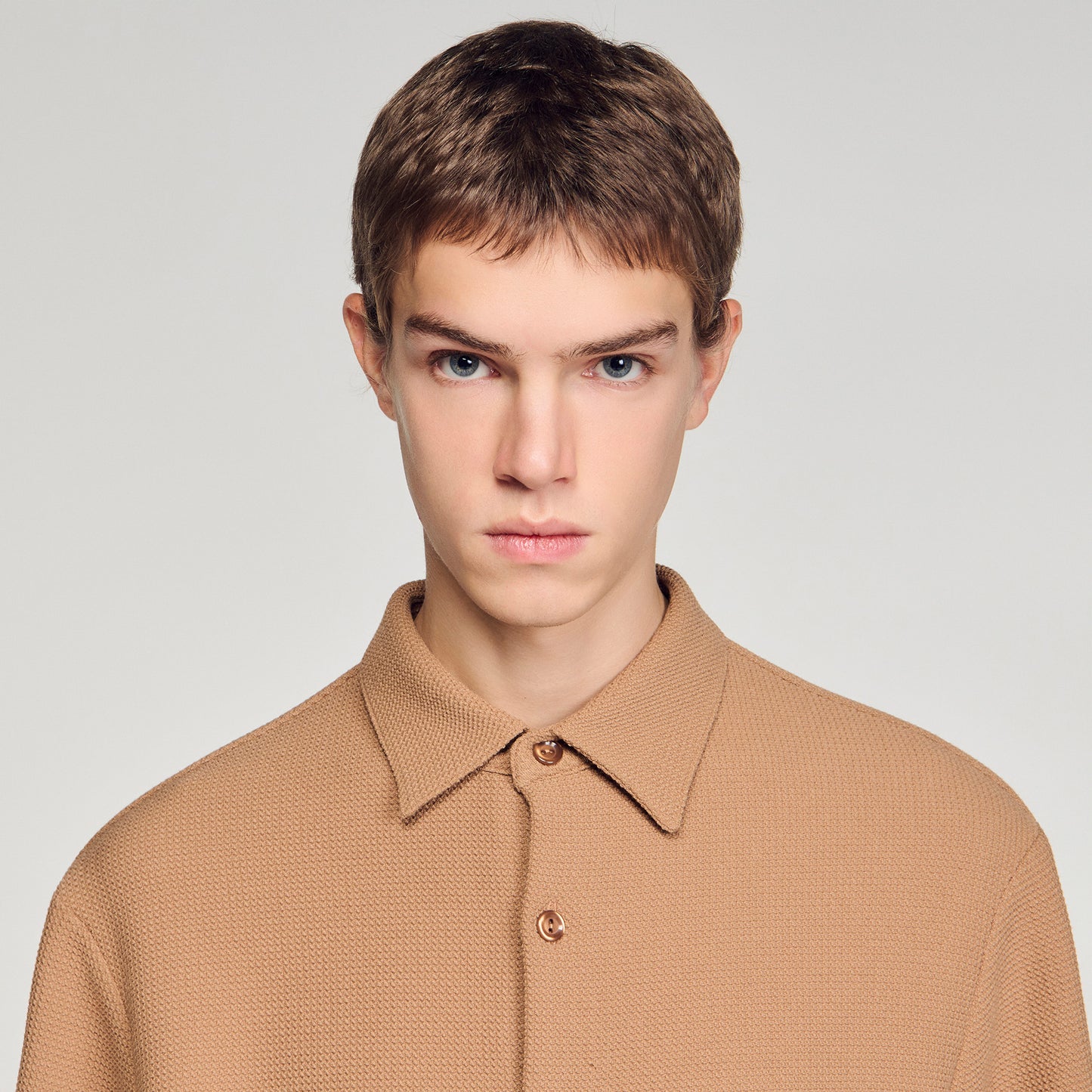 Camisa con textura, cuello italiano