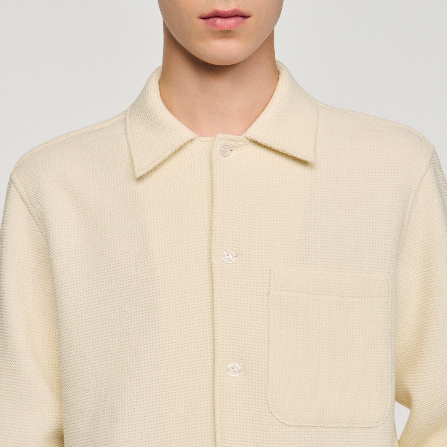 Camisa texturizada cuello italiano
