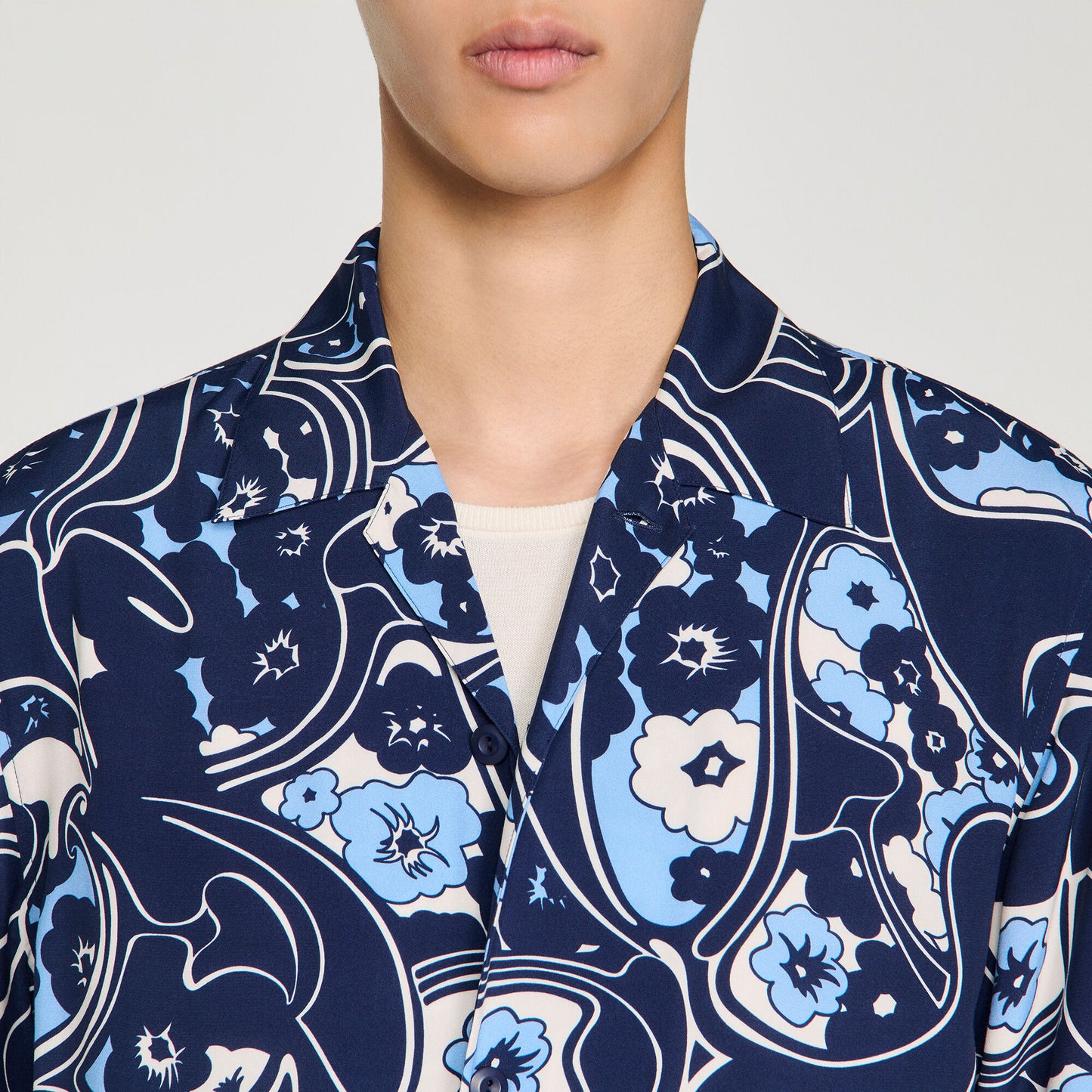 Camisa estampada cuello italiano