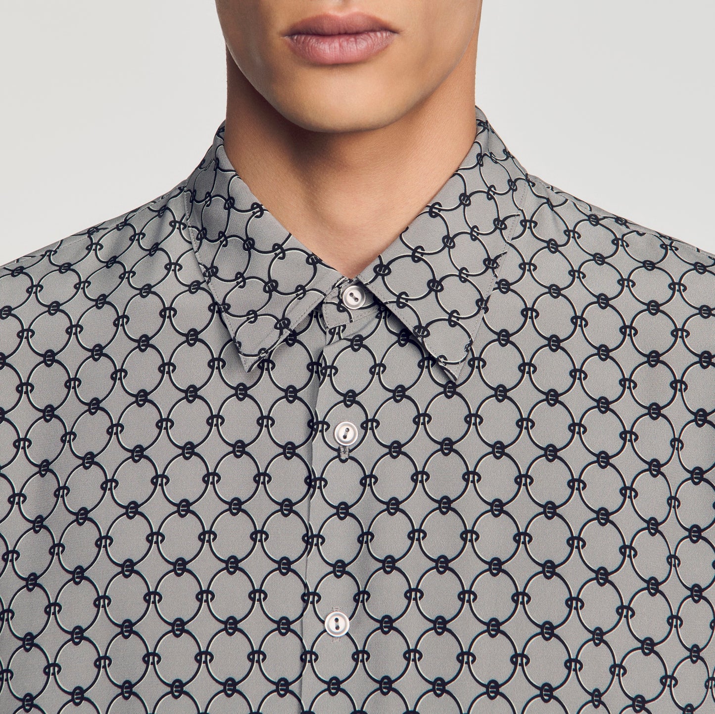Camisa fluida con estampado de cadenas