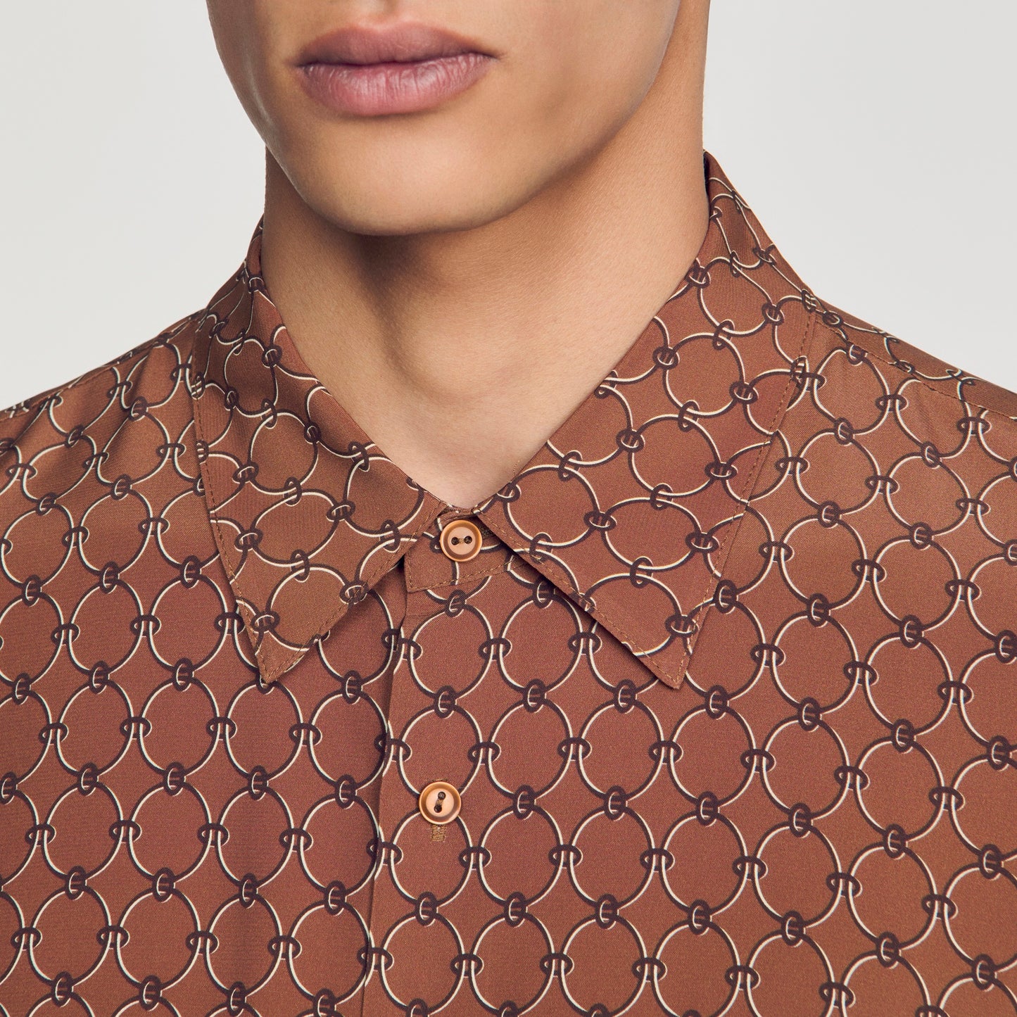 Camisa fluida con estampado de cadenas