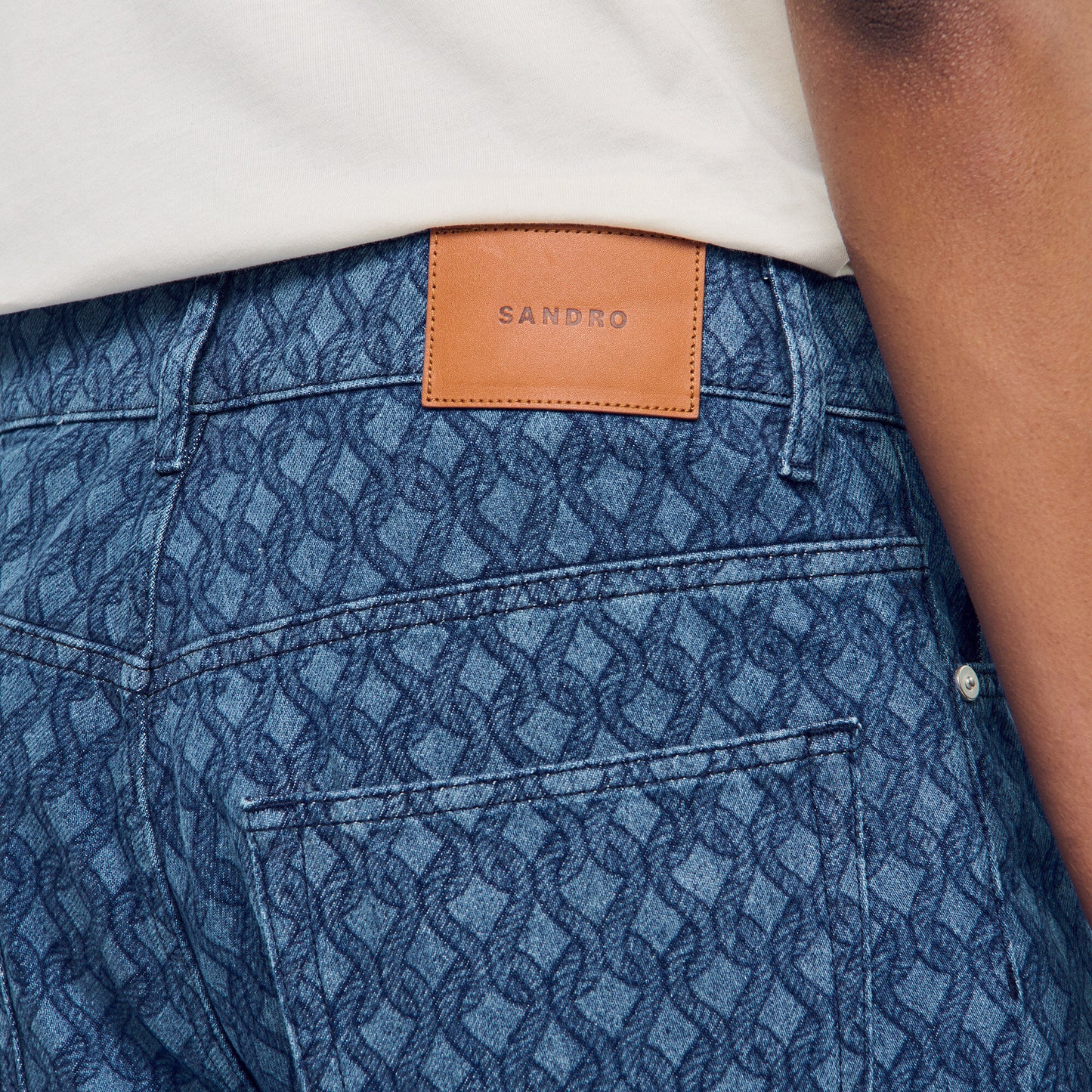 Vaquero baggy con diseño de cuerda