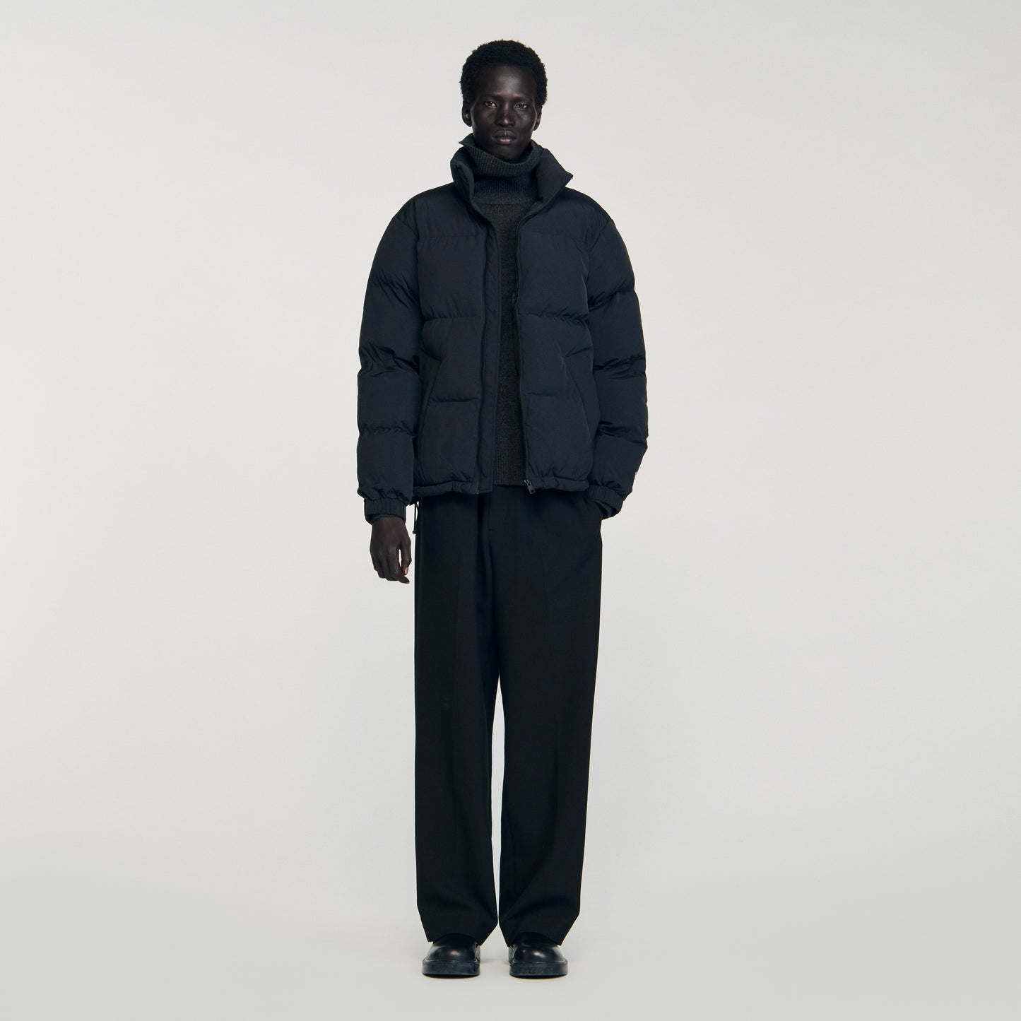 Anorak con capucha y cuello alto