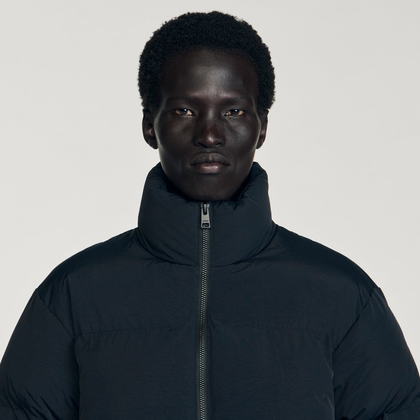 Anorak con capucha y cuello alto