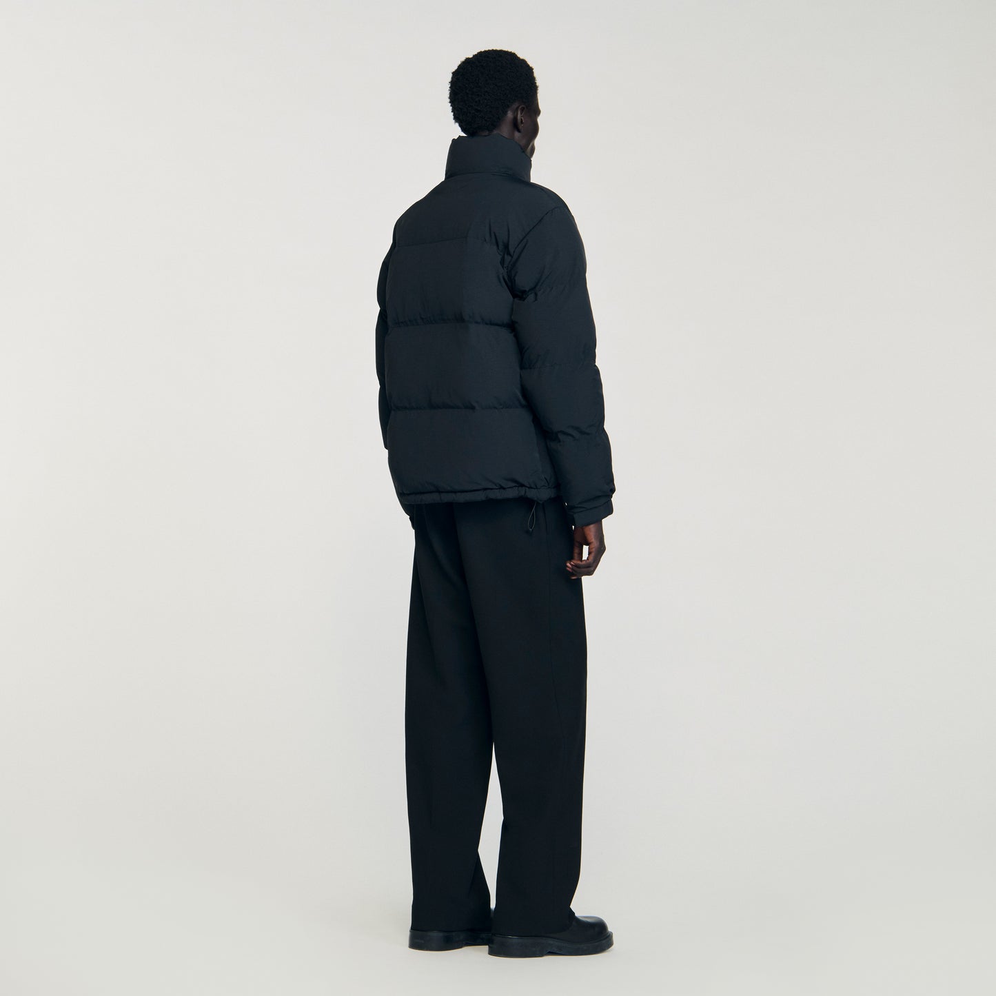 Anorak con capucha y cuello alto