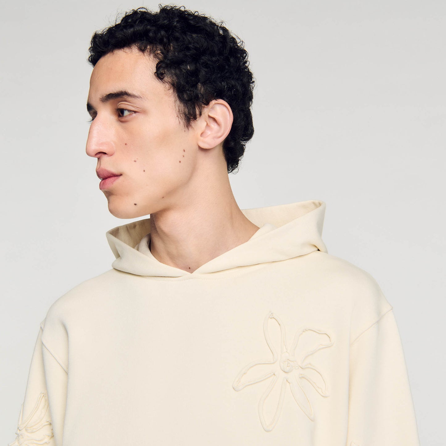 Sudadera con capucha adornada con flores