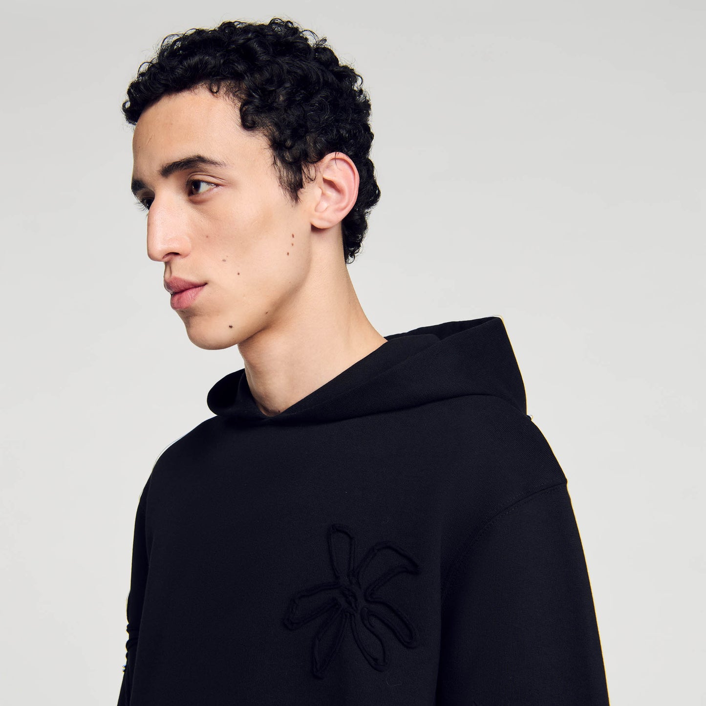 Sudadera con capucha adornada con flores