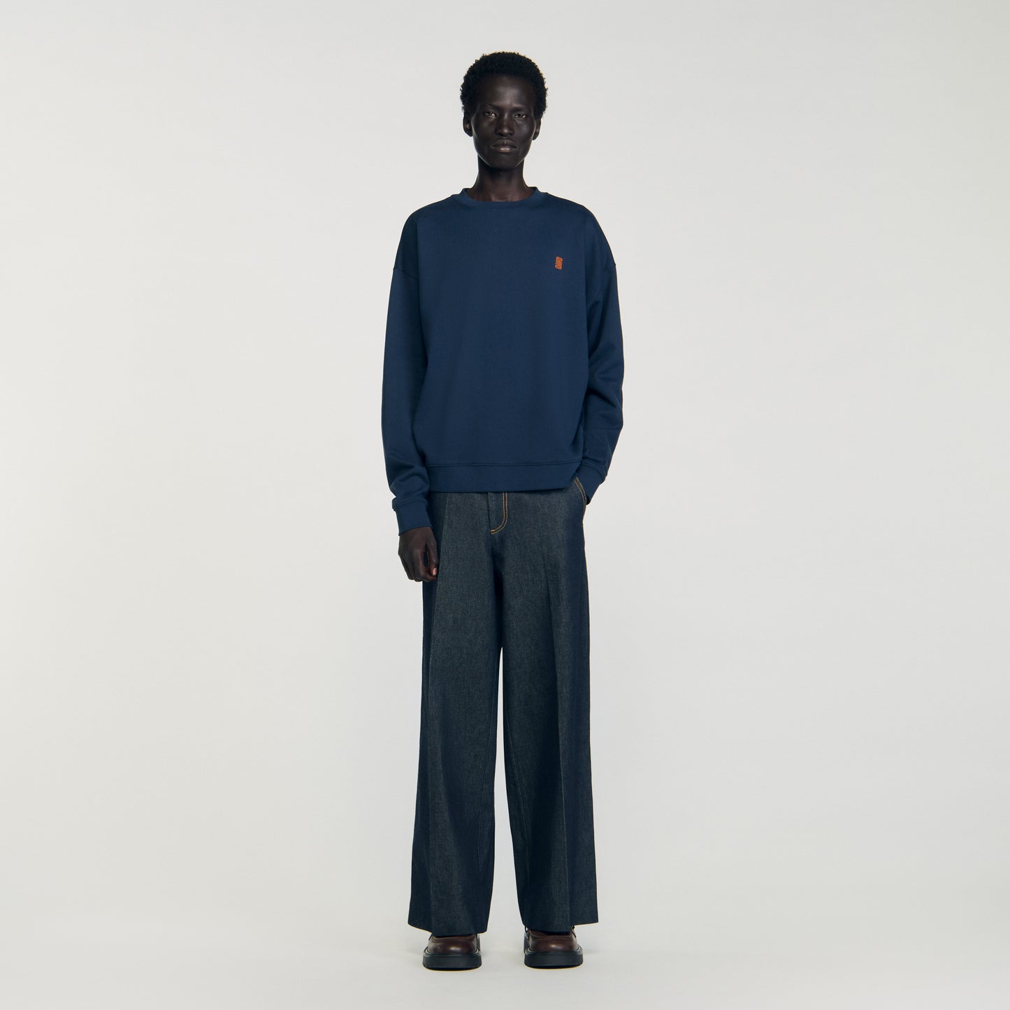 Sudadera oversize con parche de cuero