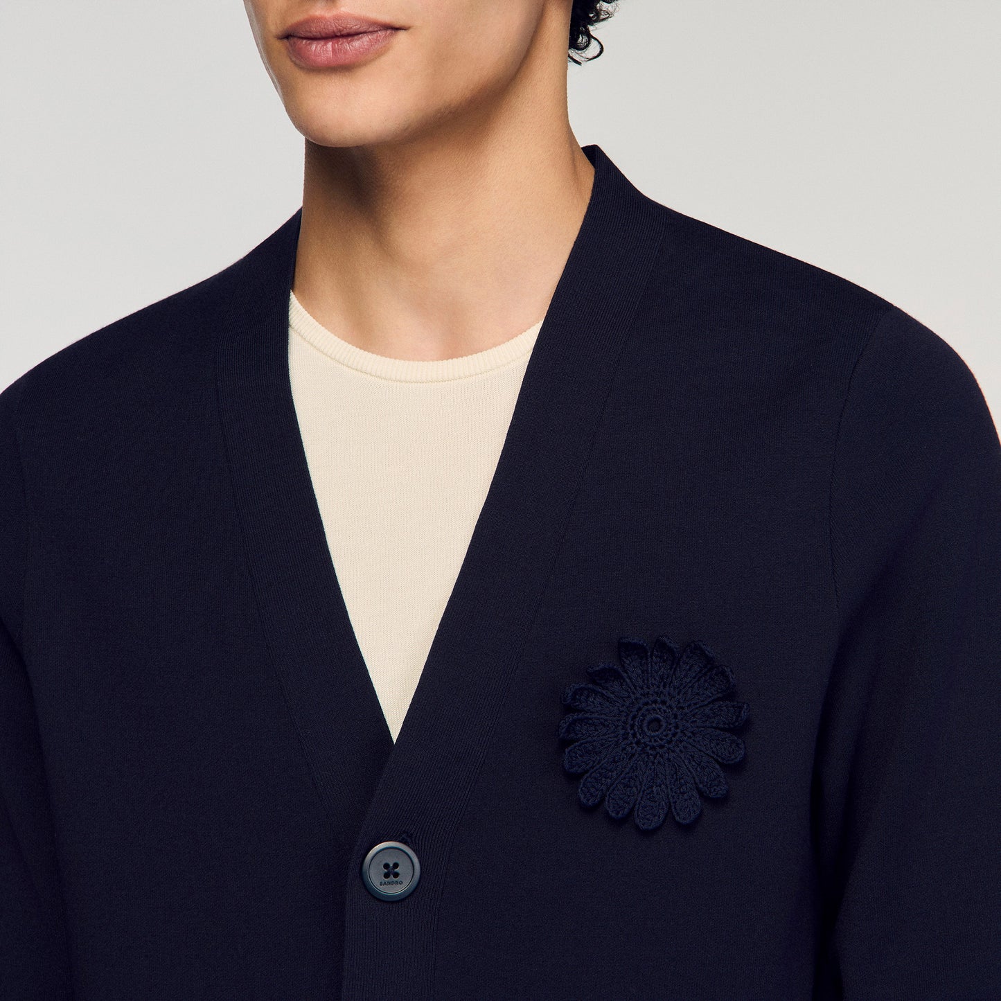 Cárdigan con flor de crochet