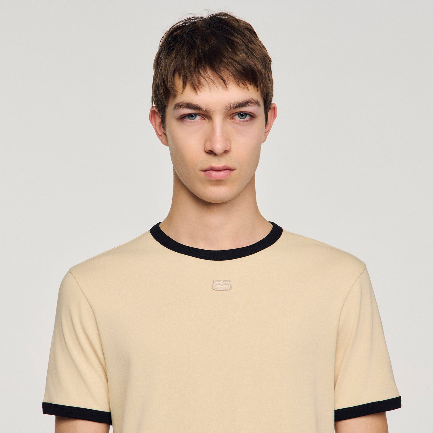Camiseta bicolor con parche