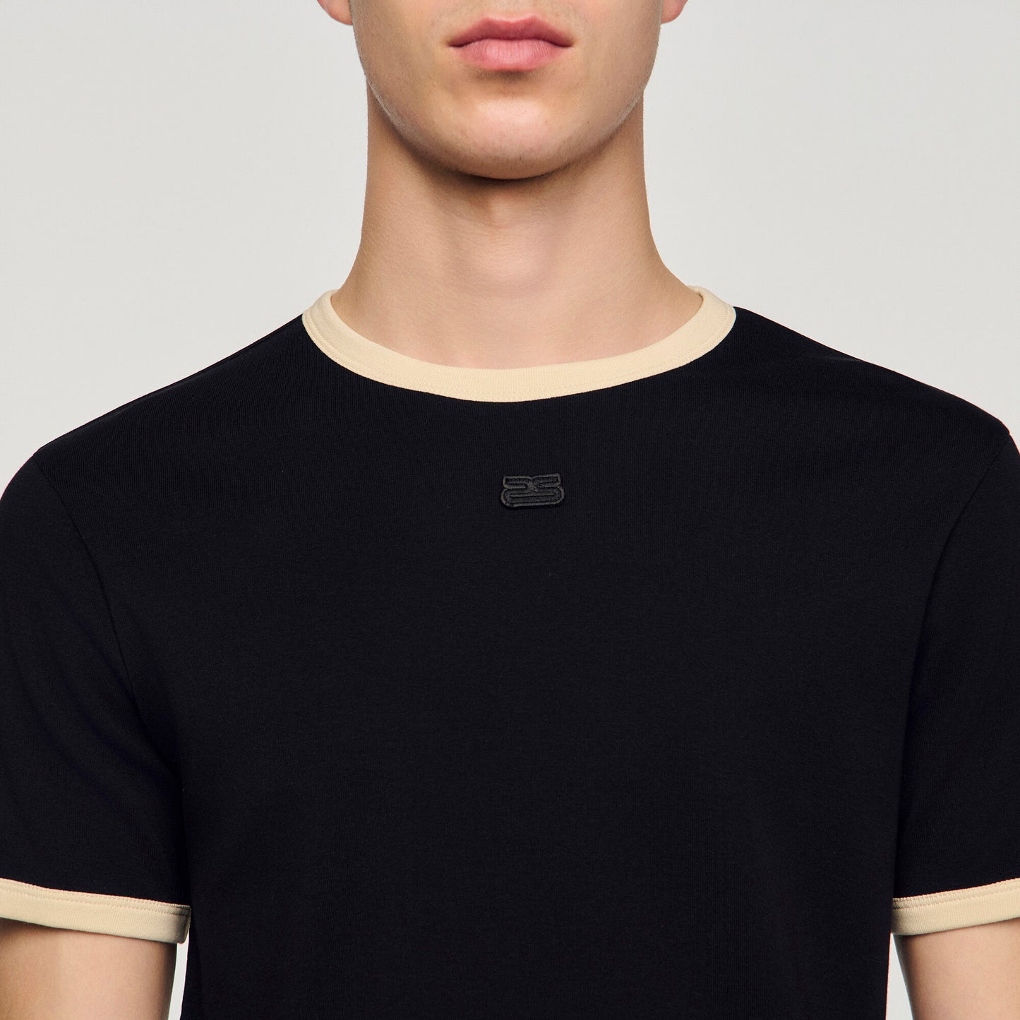 Camiseta bicolor con parche