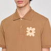 Polo con parche de flor
