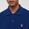 Polo con logotipo de cuero
