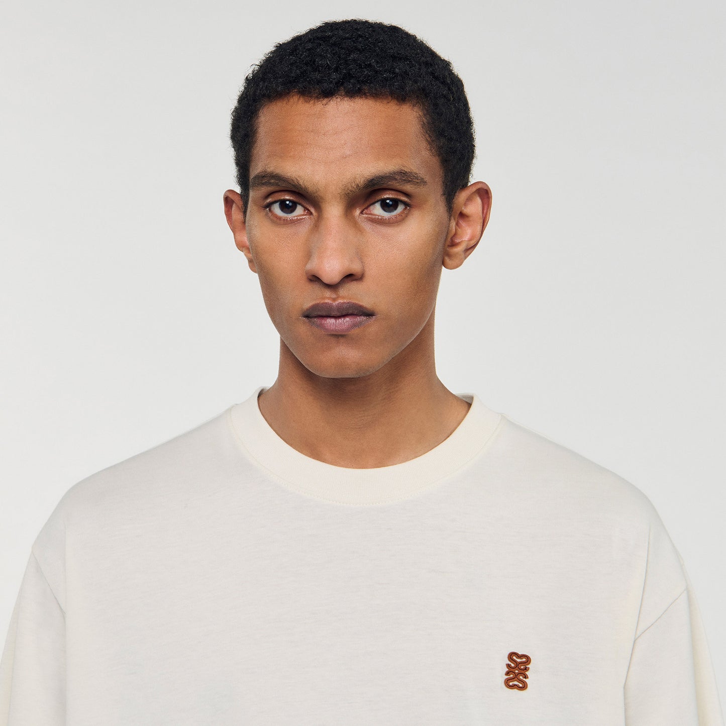 Camiseta con logotipo de cuero