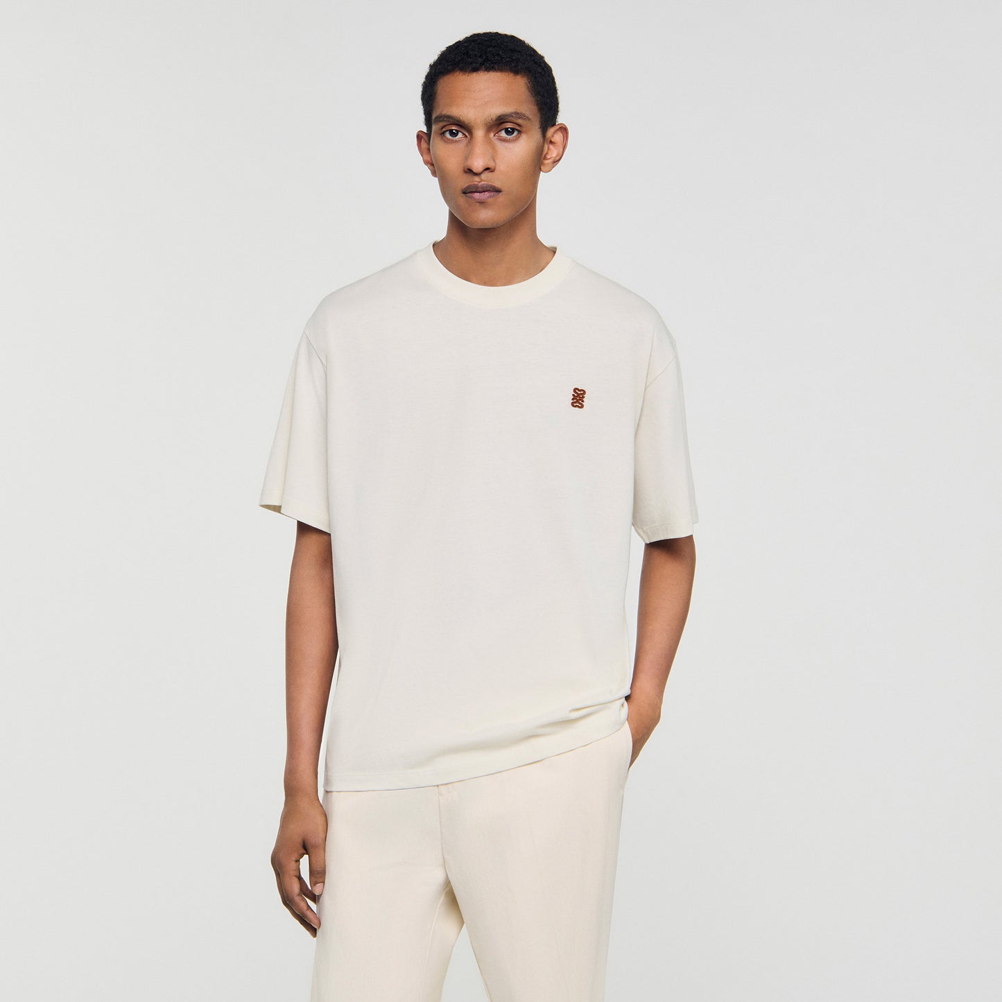 Camiseta con logotipo de cuero