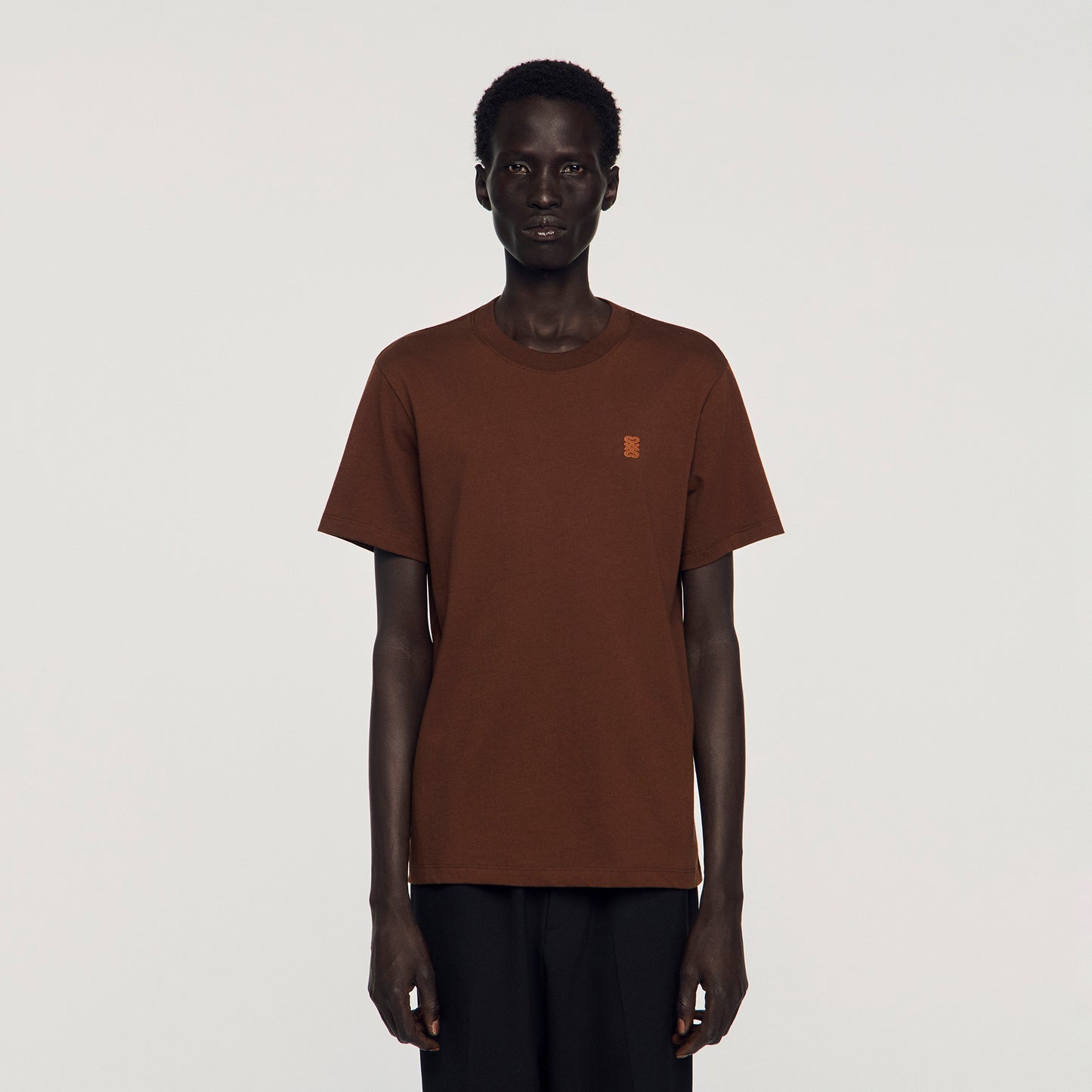 Camiseta con logo de cuero