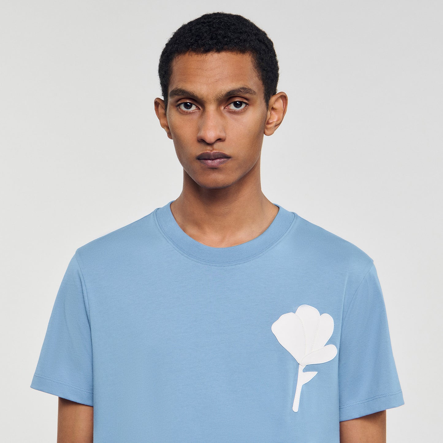 Camiseta con parche de flor