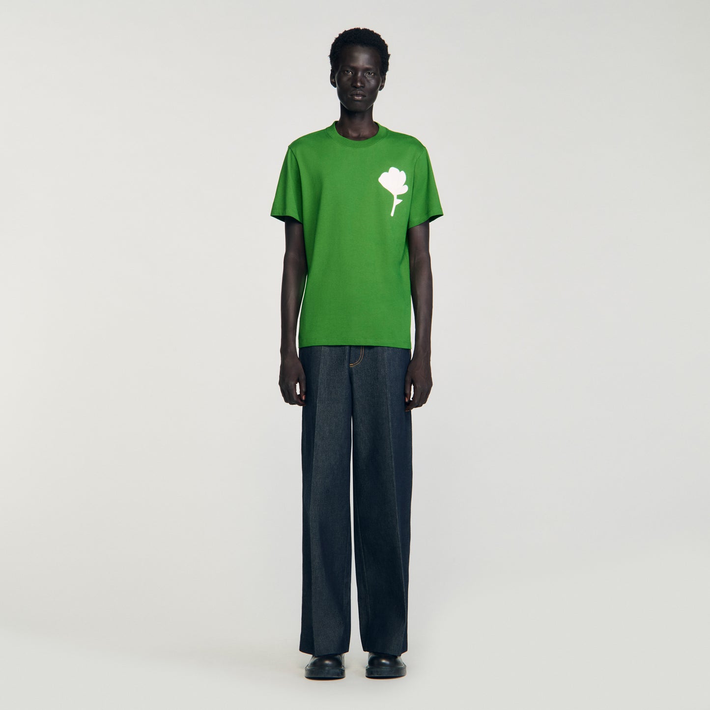 Camiseta con parche de flor