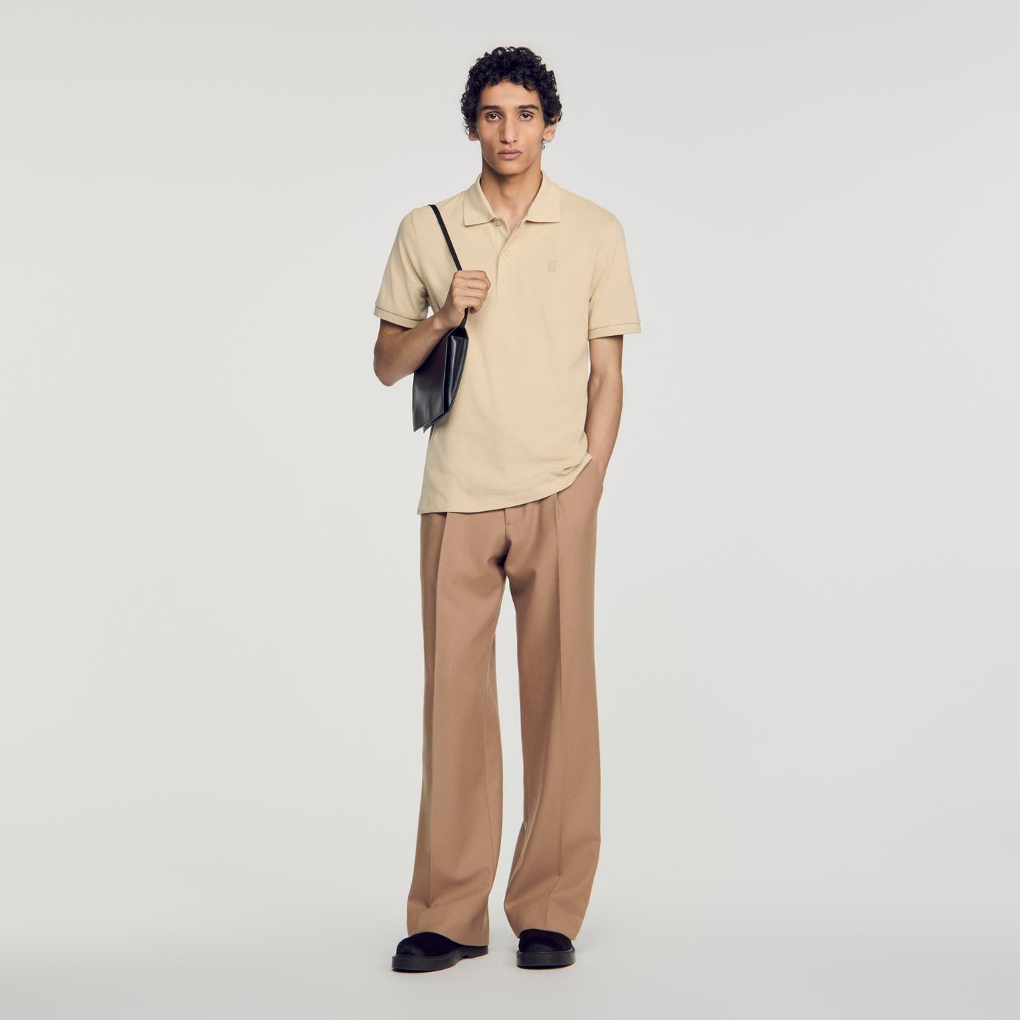Polo de algodón con logo de cuero