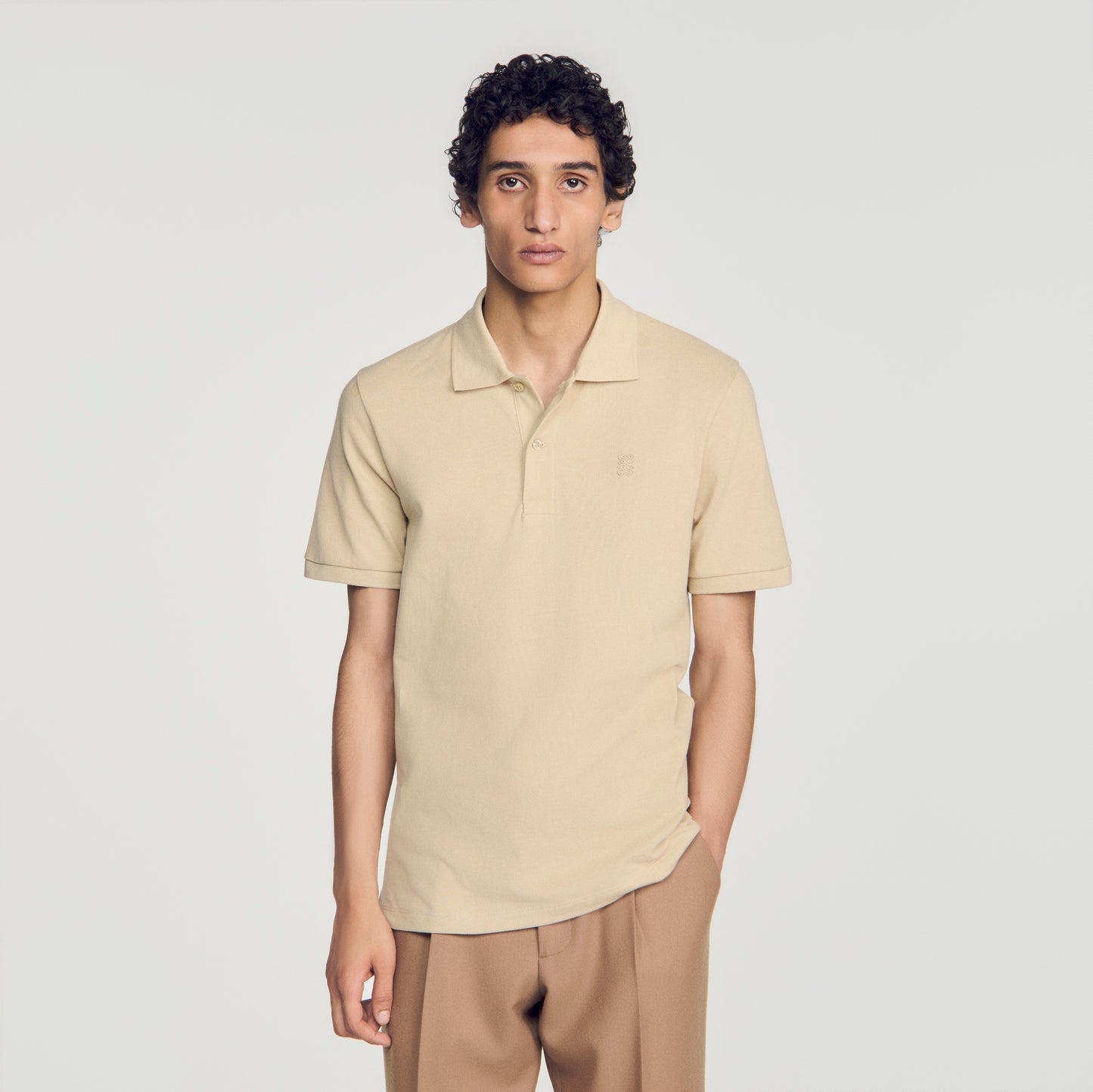 Polo de algodón con logo de cuero
