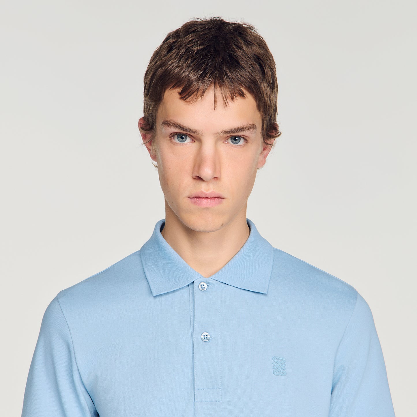 Polo de algodón con logo de cuero