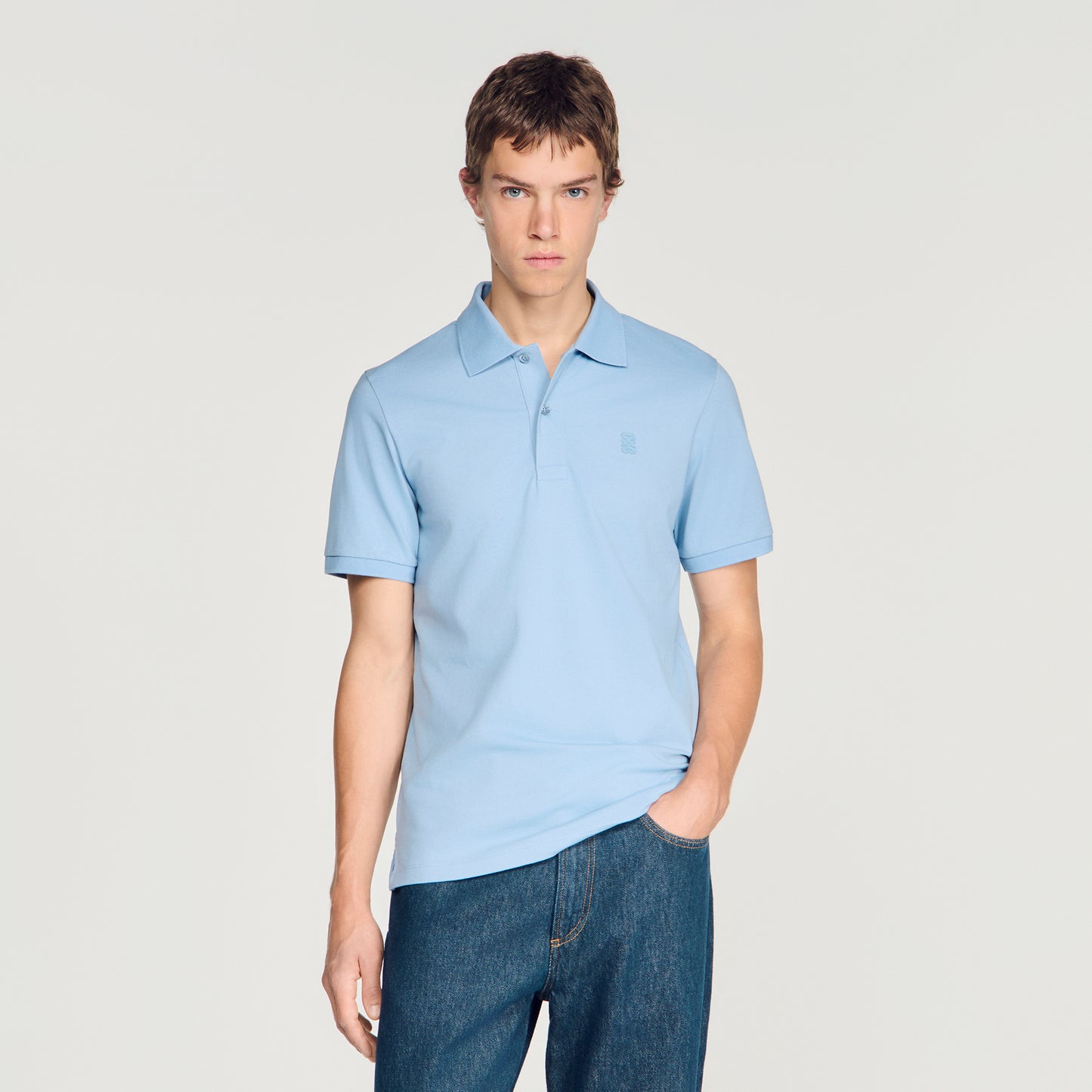 Polo de algodón con logo de cuero