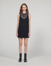 Vestido corto con pedrería en el cuello